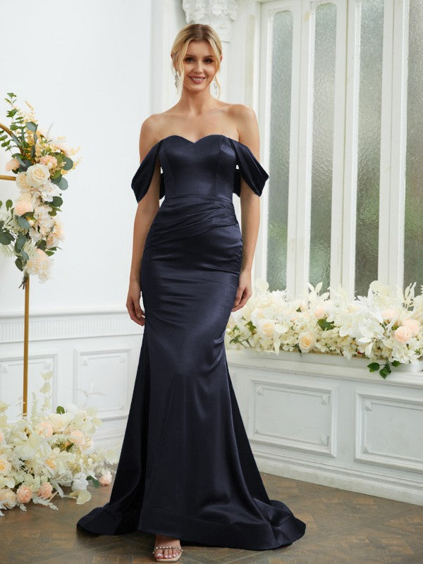 Vestidos de dama de honor con corte tubo/columna, satén tipo seda, fruncido, hombros descubiertos, sin mangas, con cola larga