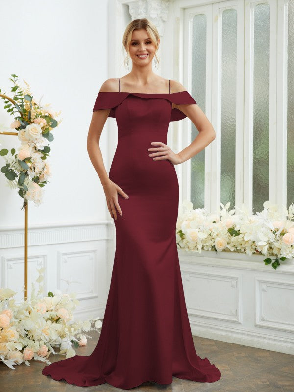 Vestidos de dama de honor con corte tubo/columna, satén tipo seda, tirantes finos, sin mangas, cola larga