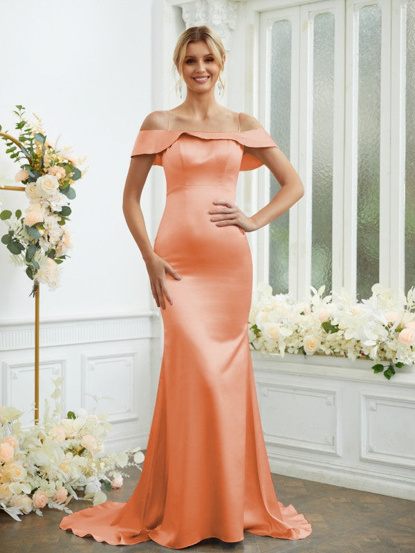 Vestidos de dama de honor con corte tubo/columna, satén tipo seda, tirantes finos, sin mangas, cola larga