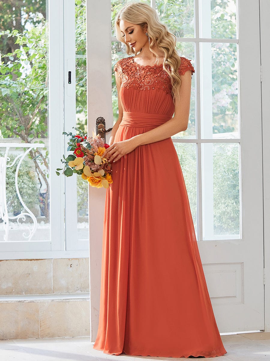 Elegantes bodenlanges Brautjungfernkleid mit Flügelärmeln aus Spitze