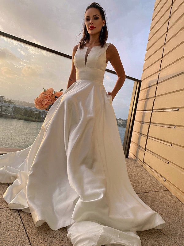 Vestidos de novia de corte A/princesa, de satén, con volantes, escote redondo, sin mangas y cola larga.