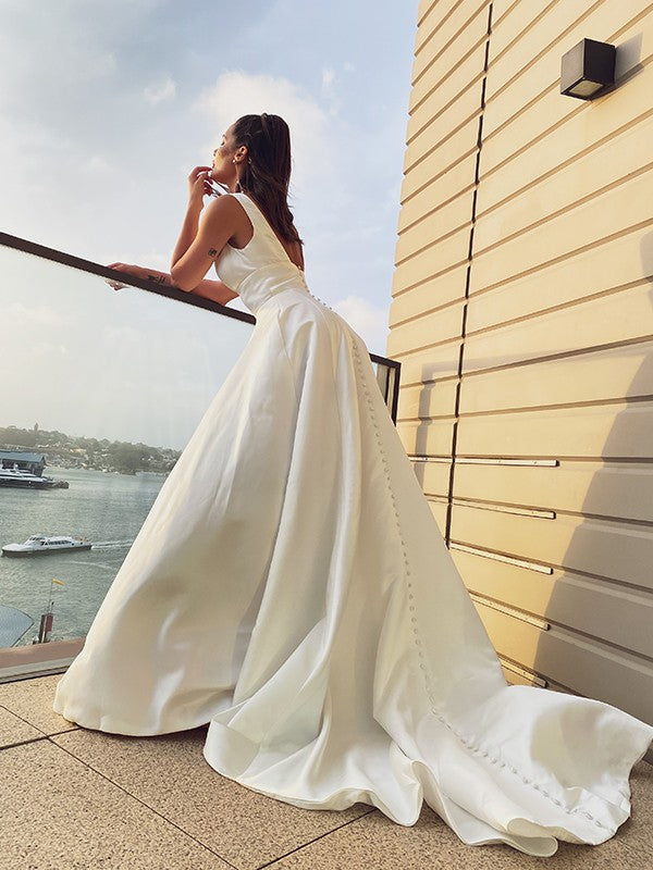 Vestidos de novia de corte A/princesa, de satén, con volantes, escote redondo, sin mangas y cola larga.