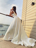 Vestidos de novia de corte A/princesa, de satén, con volantes, escote redondo, sin mangas y cola larga.