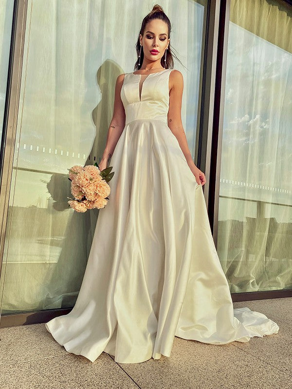 Vestidos de novia de corte A/princesa, de satén, con volantes, escote redondo, sin mangas y cola larga.