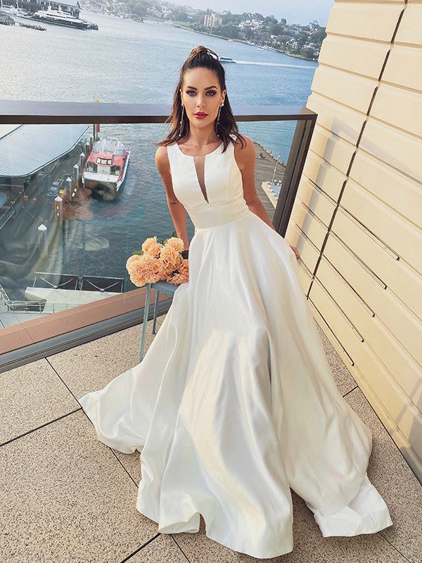 Vestidos de novia de corte A/princesa, de satén, con volantes, escote redondo, sin mangas y cola larga.