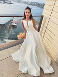 Vestidos de novia de corte A/princesa, de satén, con volantes, escote redondo, sin mangas y cola larga.