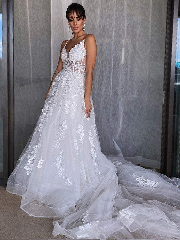Vestidos de novia de corte A/princesa, de tul, con tirantes finos, sin mangas, apliques y cola.