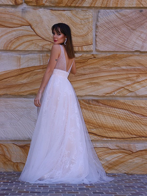 A-Line/Princess Lace Applique V-neck Sleeveless Sweep/Brush Train Wedding Dresses Bridal Gowns