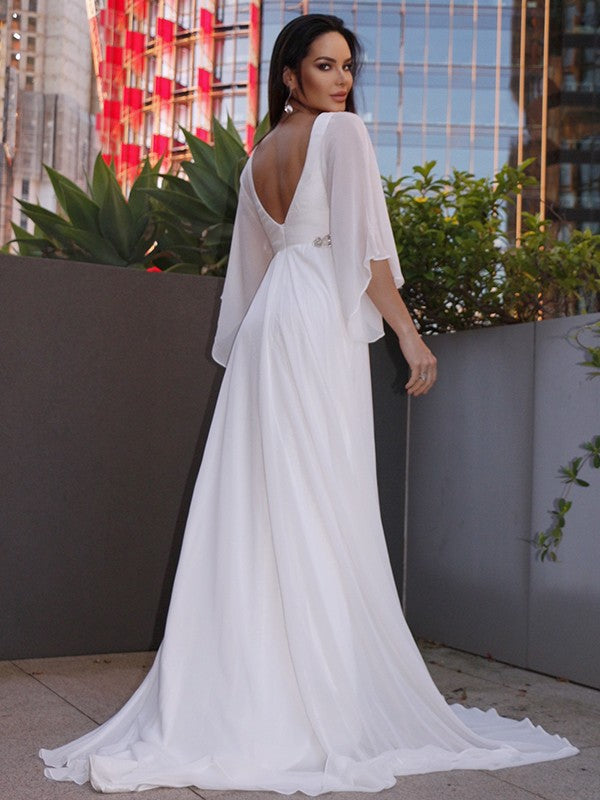 Vestidos de novia de corte A/princesa, de gasa, con faja/cinturón, escote en V, mangas 3/4 y cola larga.