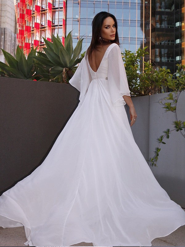 Vestidos de novia de corte A/princesa, de gasa, con faja/cinturón, escote en V, mangas 3/4 y cola larga.