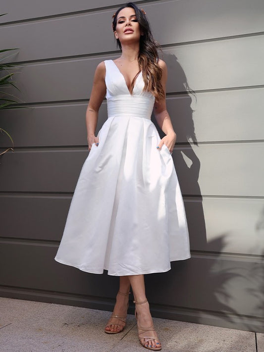 A-Linie/Princess-Linie Satin Rüschen V-Ausschnitt Ärmellos Wadenlang Brautkleider Brautkleider