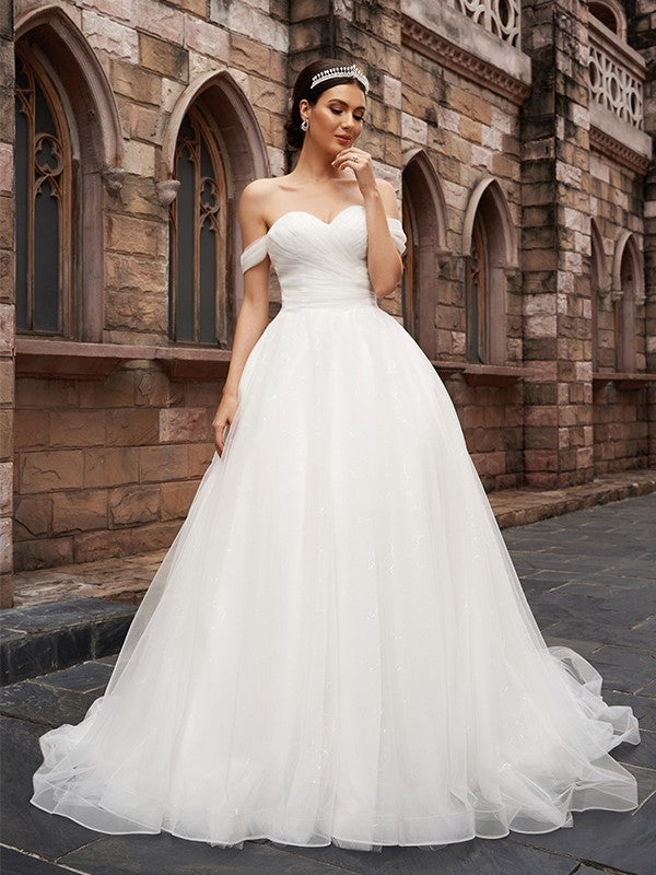 Vestidos de novia de corte A/princesa, sin mangas, de tul, fruncido y con cola de corte.