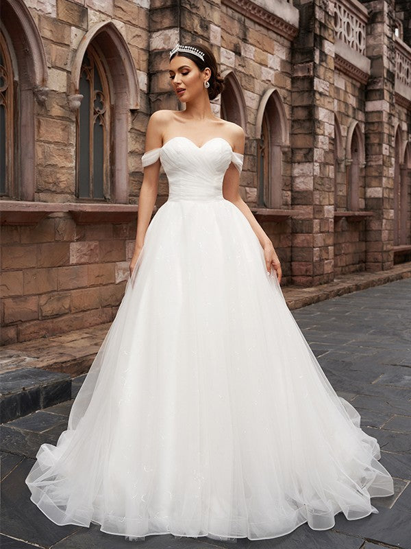 Vestidos de novia de corte A/princesa, sin mangas, de tul, fruncido y con cola de corte.