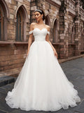 Vestidos de novia de corte A/princesa, sin mangas, de tul, fruncido y con cola de corte.