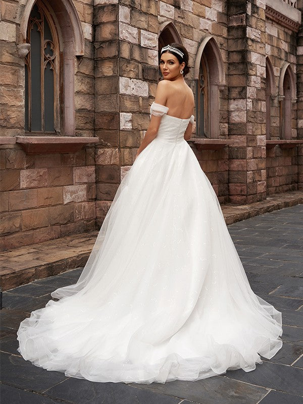 Vestidos de novia de corte A/princesa, sin mangas, de tul, fruncido y con cola de corte.