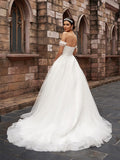 Vestidos de novia de corte A/princesa, sin mangas, de tul, fruncido y con cola de corte.