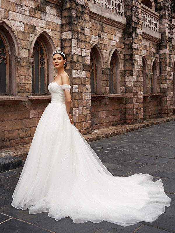 Vestidos de novia de corte A/princesa, sin mangas, de tul, fruncido y con cola de corte.
