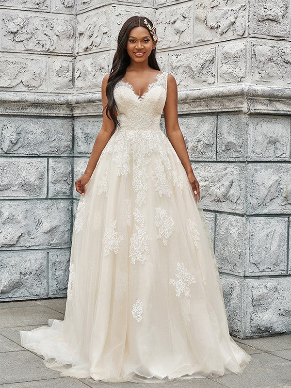 Vestidos de novia de corte A/princesa, con apliques de tul, escote en V, sin mangas y cola larga.