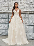 Vestidos de novia de corte A/princesa, con apliques de tul, escote en V, sin mangas y cola larga.
