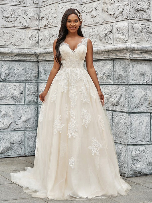 Vestidos de novia de corte A/princesa, con apliques de tul, escote en V, sin mangas y cola larga.