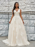 Vestidos de novia de corte A/princesa, con apliques de tul, escote en V, sin mangas y cola larga.