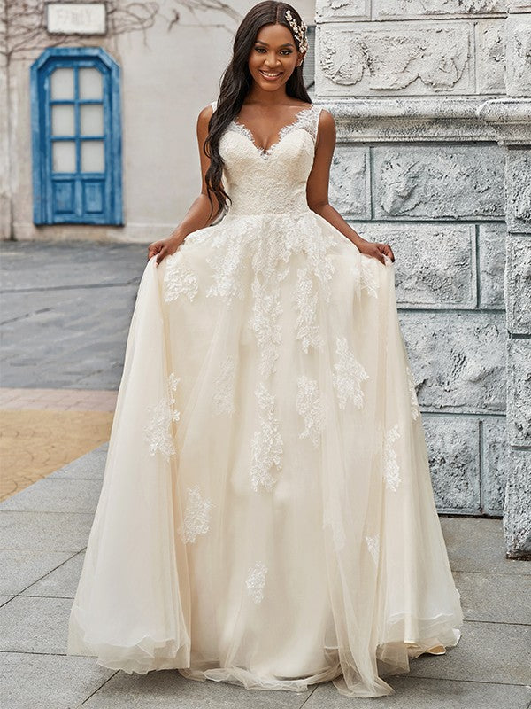 Vestidos de novia de corte A/princesa, con apliques de tul, escote en V, sin mangas y cola larga.