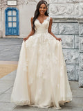 Vestidos de novia de corte A/princesa, con apliques de tul, escote en V, sin mangas y cola larga.