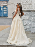 Vestidos de novia de corte A/princesa, con apliques de tul, escote en V, sin mangas y cola larga.