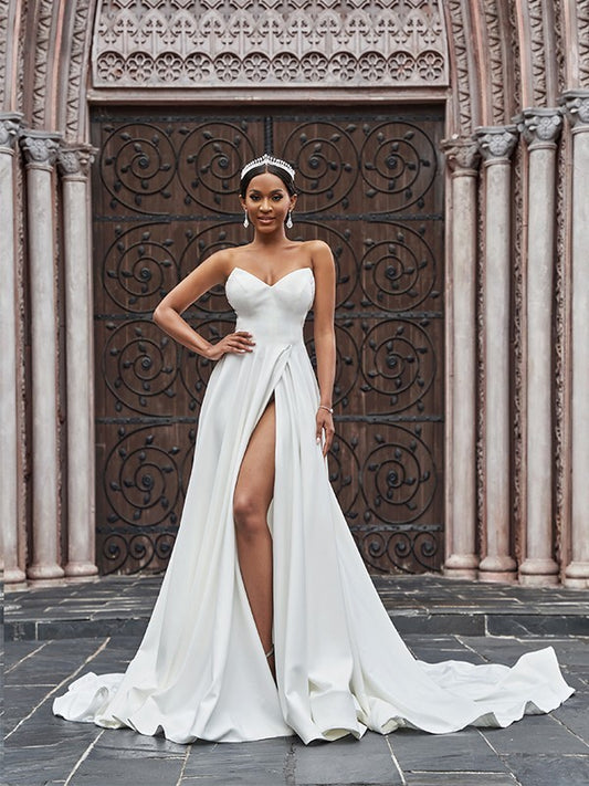 Vestidos de novia de corte A/princesa, de crepé elástico, con volantes, sin mangas, escote corazón y cola corte.