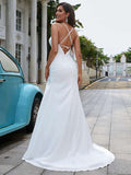 Vestidos de novia de corte tubo/columna, de gasa, fruncidos, escote en V, sin mangas, con cola larga.