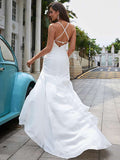 Vestidos de novia de corte tubo/columna, de gasa, fruncidos, escote en V, sin mangas, con cola larga.