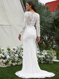 Vestidos de novia con escote en V, mangas largas, encaje, flores hechas a mano y cola larga.