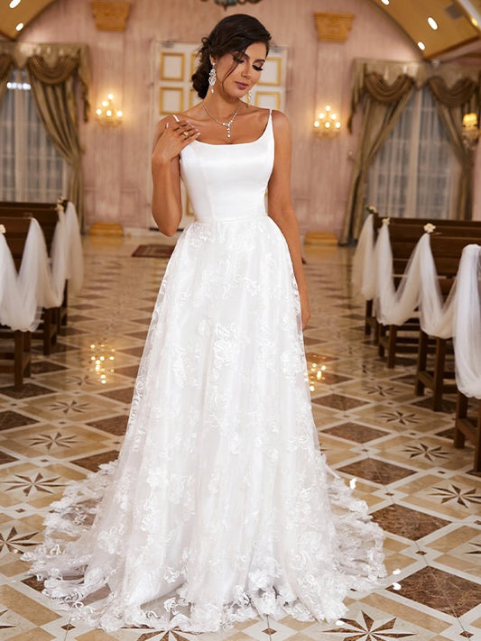 Vestidos de novia de corte A/princesa con apliques de encaje, tirantes finos, sin mangas y cola catedral
