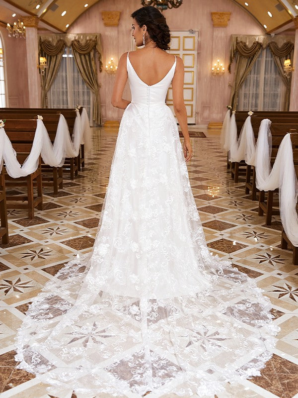 Vestidos de novia de corte A/princesa con apliques de encaje, tirantes finos, sin mangas y cola catedral