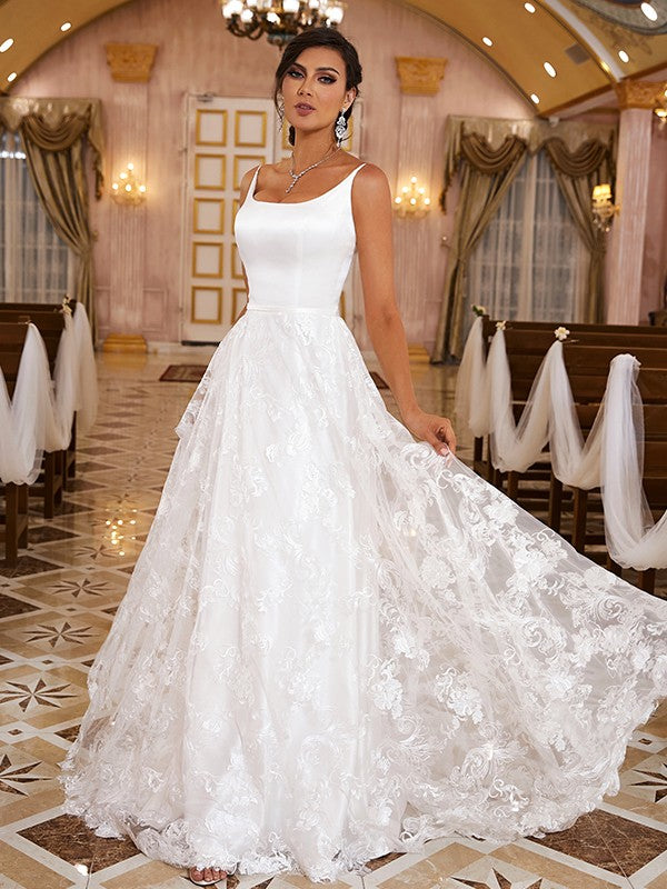 Vestidos de novia de corte A/princesa con apliques de encaje, tirantes finos, sin mangas y cola catedral