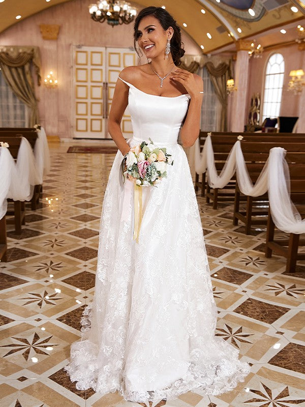 Vestidos de novia de corte A/princesa con apliques de encaje, tirantes finos, sin mangas y cola catedral