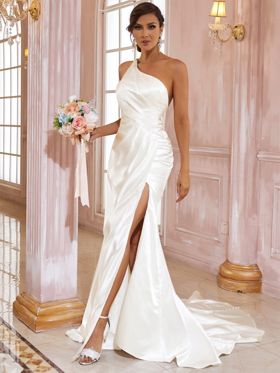 Etui-Linie/Säule Satin Rüschen One-Shoulder-Träger Ärmellos Sweep/Pinsel Zug Brautkleider Brautkleider