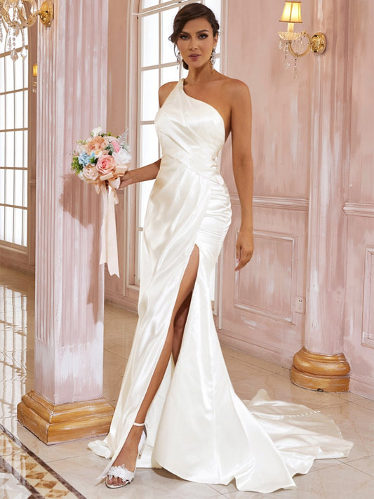 Etui-Linie/Säule Satin Rüschen One-Shoulder-Träger Ärmellos Sweep/Pinsel Zug Brautkleider Brautkleider