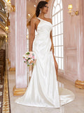 Etui-Linie/Säule Satin Rüschen One-Shoulder-Träger Ärmellos Sweep/Pinsel Zug Brautkleider Brautkleider