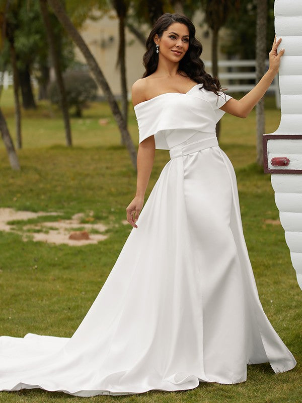 Etui-Linie/Säule Satin Geraffte Off-the-Shoulder Ärmellos Kapelle-schleppe Brautkleider Brautkleider