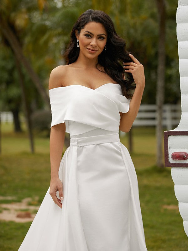 Etui-Linie/Säule Satin Geraffte Off-the-Shoulder Ärmellos Kapelle-schleppe Brautkleider Brautkleider