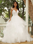 Vestido de novia de tul con apliques y escote en V, sin mangas y cola capilla.