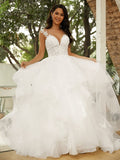 Vestido de novia de tul con apliques y escote en V, sin mangas y cola capilla.