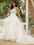 Vestido de novia de tul con apliques y escote en V, sin mangas y cola capilla.