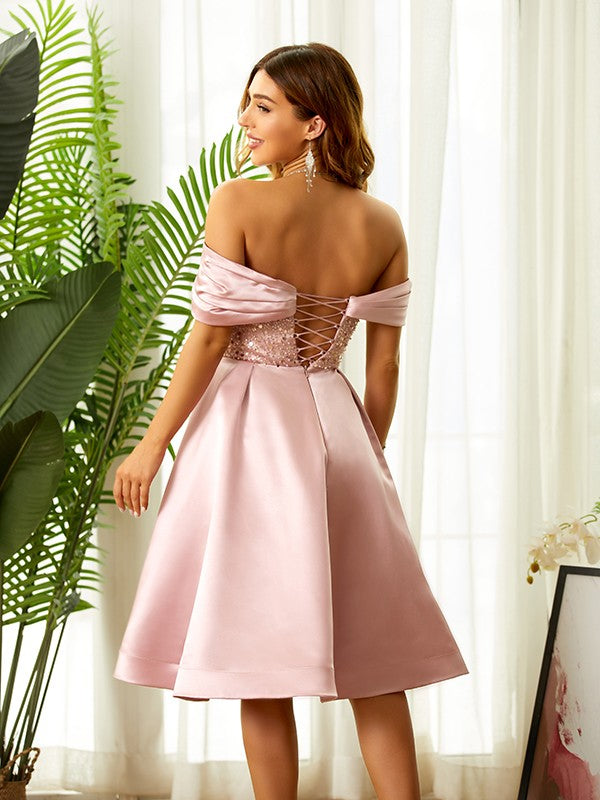 A-Linie/Princess-Linie Satin Perlenbesetzt Schulterfrei Ärmellos Knielang Kleider Ballkleid