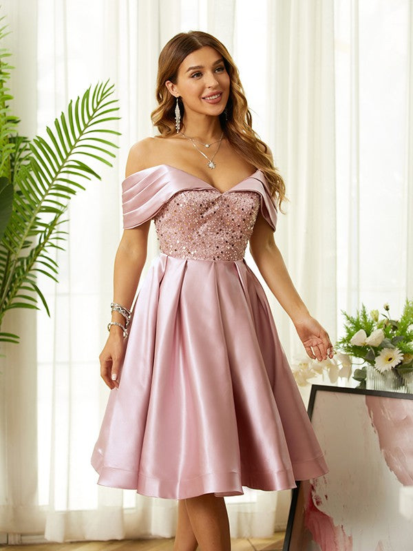 A-Linie/Princess-Linie Satin Perlenbesetzt Schulterfrei Ärmellos Knielang Kleider Ballkleid