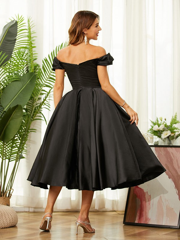 Vestido de fiesta de graduación, corte A/princesa, de satén, fruncido, hombros descubiertos, sin mangas, largo hasta la rodilla