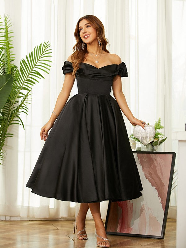 Vestido de fiesta de graduación, corte A/princesa, de satén, fruncido, hombros descubiertos, sin mangas, largo hasta la rodilla