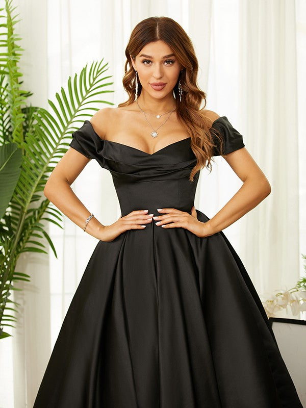 Vestido de fiesta de graduación, corte A/princesa, de satén, fruncido, hombros descubiertos, sin mangas, largo hasta la rodilla