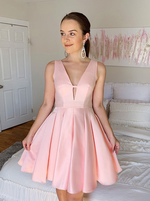 Vestido de cóctel corto/mini de satén con volantes, escote en V, sin mangas y corte A/princesa